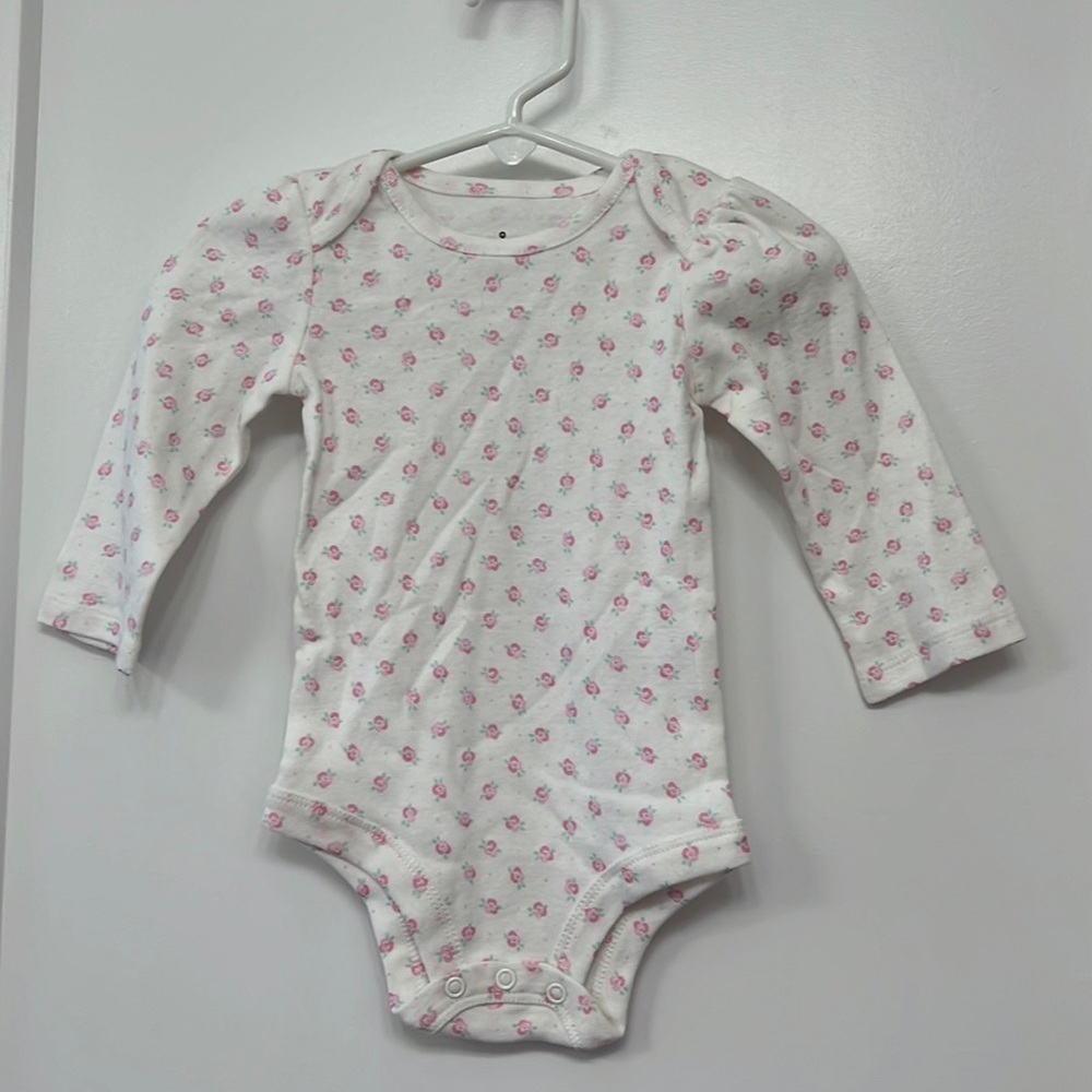 NWOT BABY STARTERS FLORAL ONSIE size 9 months
